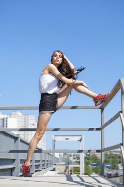 Beyaz yaz bluz ve kot güzel genç esmer model, su