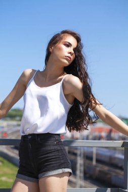 Beyaz yaz bluz ve kot güzel genç esmer model, su