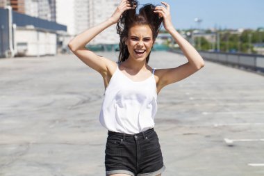 Beyaz yaz bluz ve kot güzel genç esmer model, su