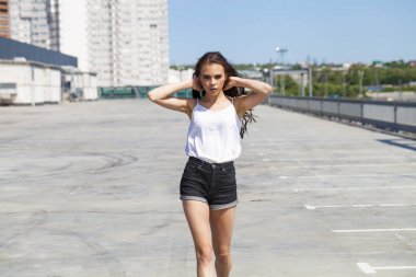 Beyaz yaz bluz ve kot güzel genç esmer model, su