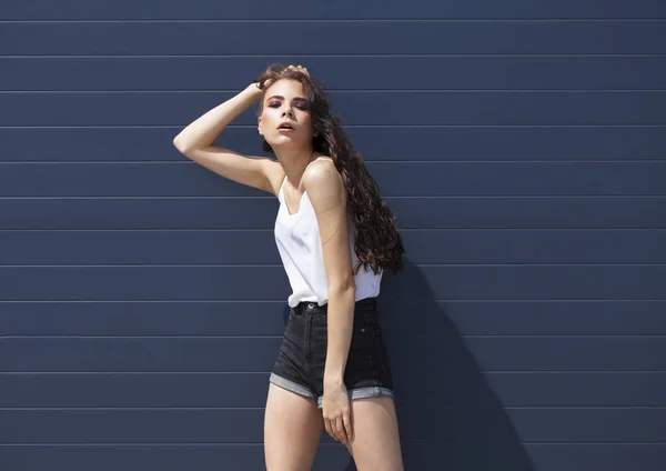 Pretty young brunette model dalam blus musim panas putih dan jeans, su — Stok Foto