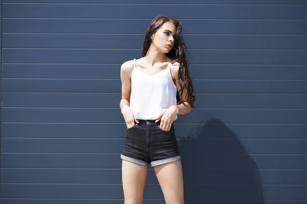 Jolie jeune mannequin brune en chemisier d'été blanc et jeans, su — Photo