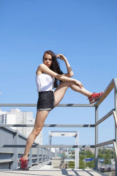 Bonita joven modelo morena en blusa de verano blanca y jeans, su —  Fotos de Stock