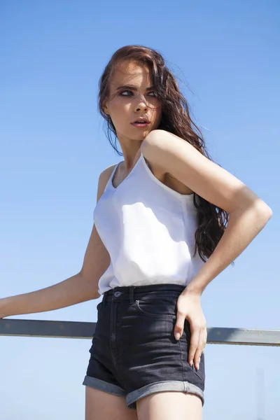 Bonita joven modelo morena en blusa de verano blanca y jeans, su —  Fotos de Stock
