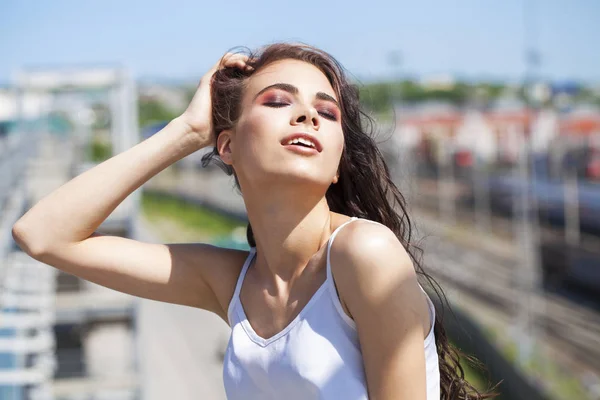 Lachend brunette model in witte zomer blouse, Summer Street out — Stockfoto