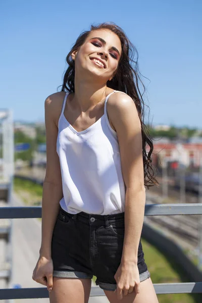 Modelo morena sorridente em blusa branca de verão, rua de verão — Fotografia de Stock