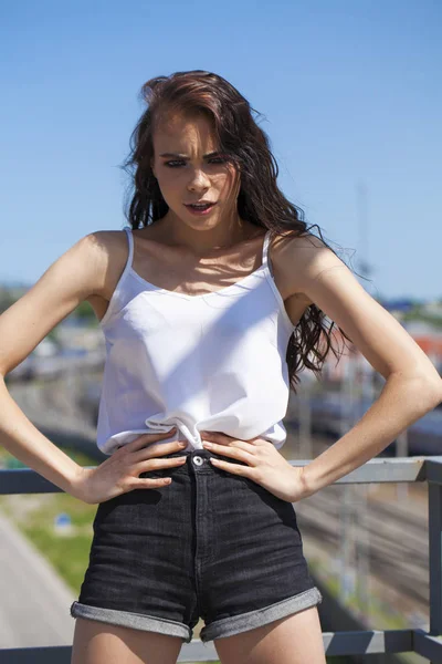 Jolie jeune mannequin brune en chemisier d'été blanc et jeans, su — Photo
