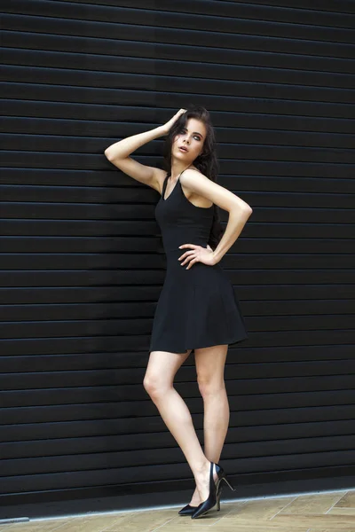 Full Body portret van een gelukkige jonge brunette vrouw in Black dres — Stockfoto