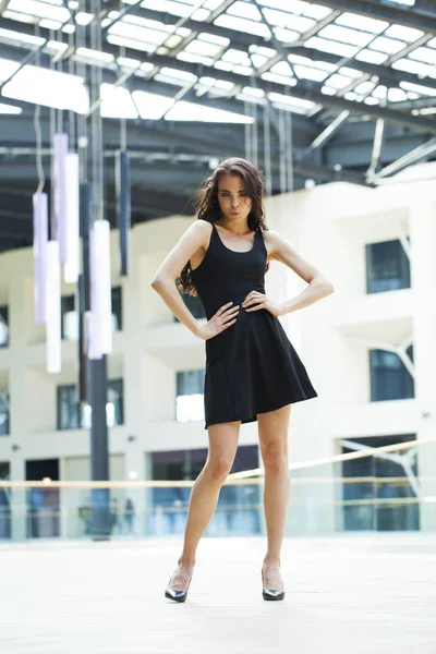 Retrato de cuerpo completo de una joven morena feliz en negro dres — Foto de Stock