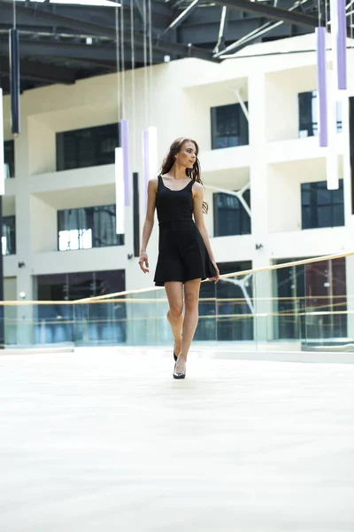 Retrato de cuerpo completo de una joven morena feliz en negro dres —  Fotos de Stock