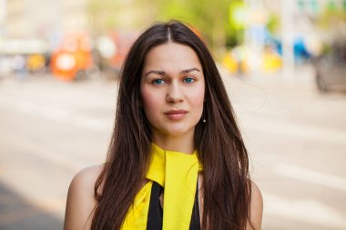 Çiçek arka planında poz veren genç güzel bir turist.