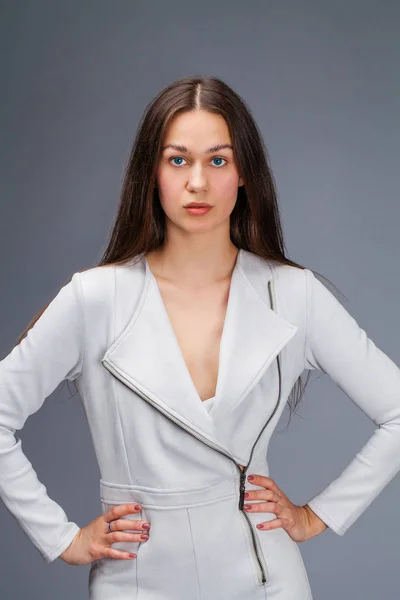 Sexig mode brunett kvinna i grått läder kostym — Stockfoto