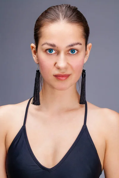 Szexi divat barna nő fekete fürdőruhát — Stock Fotó