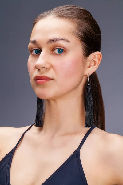 A gyönyörű nő arcát közelről portré stúdió — Stock Fotó