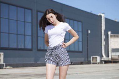 Beyaz yaz bluz ve kot güzel genç esmer model, su