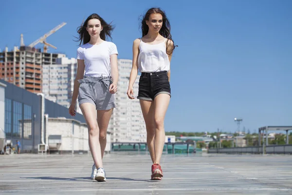 Two girlfriends walking on summer street, outdoors — Stock Photo, Image