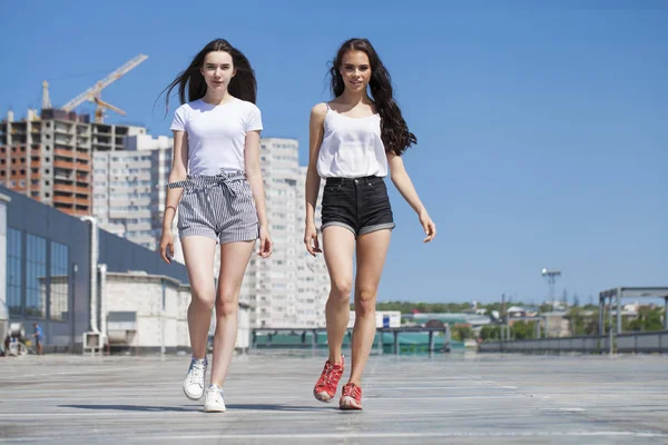 Две девушки гуляют по летней улице, на открытом воздухе — стоковое фото