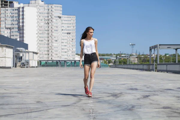 Muito jovem morena modelo em branco blusa de verão e jeans, su — Fotografia de Stock