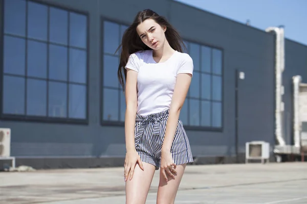 Pretty young brunette model dalam blus musim panas putih dan jeans, su — Stok Foto