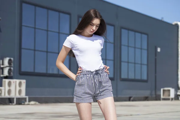 Pretty young brunette model dalam blus musim panas putih dan jeans, su — Stok Foto