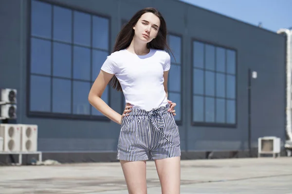 Pretty young brunette model dalam blus musim panas putih dan jeans, su — Stok Foto