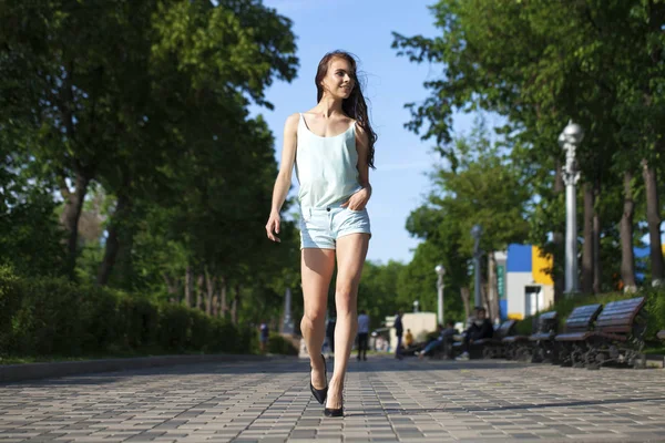 Full Body portret van een gelukkige jonge brunette vrouw in Black dres — Stockfoto