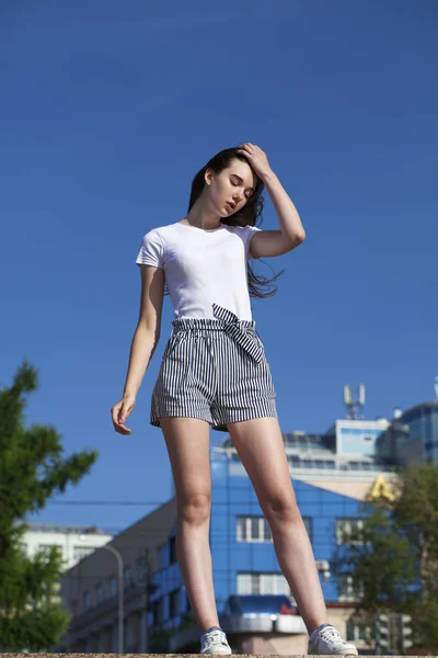 Leende brunett modell i vit sommar blus, sommar gatan ut — Stockfoto