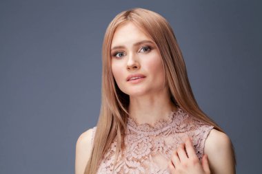 Seksi elbiseli genç sarışın Bayan