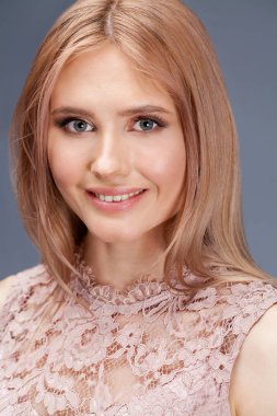 Seksi elbiseli genç sarışın Bayan