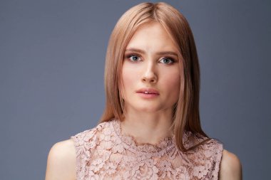 Seksi elbiseli genç sarışın Bayan