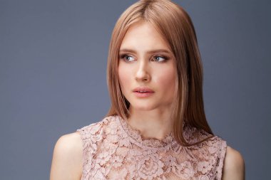 Seksi elbiseli genç sarışın Bayan