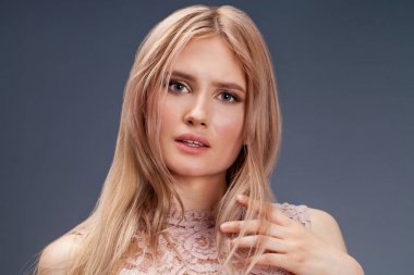 Seksi elbiseli genç sarışın Bayan