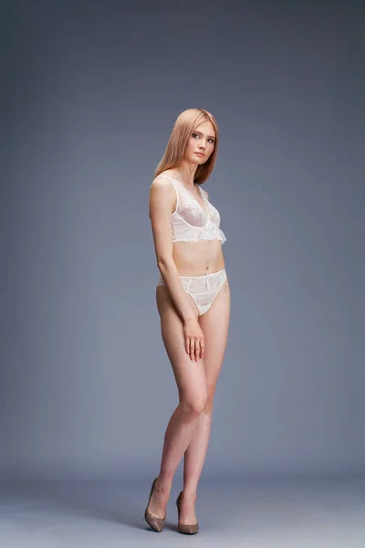 Módní natáčení mladé sexy ženy v bílém prádle — Stock fotografie