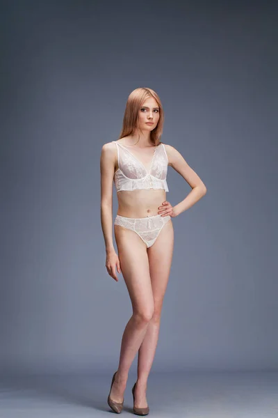 白いランジェリーで若いセクシーな女性のファッション撮影 — ストック写真