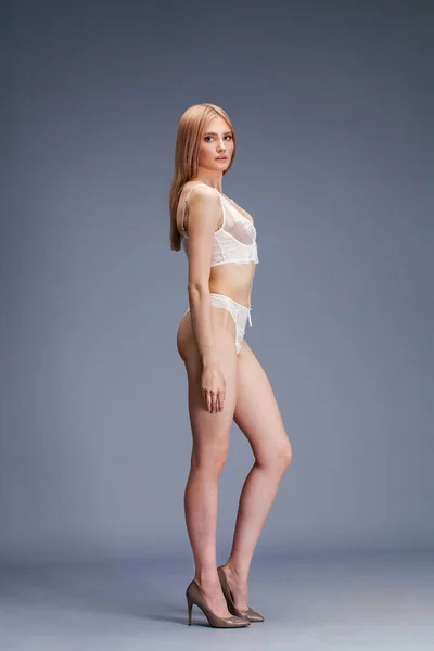 Sexy mladá blondýnka pózovitá v bílém prádle — Stock fotografie