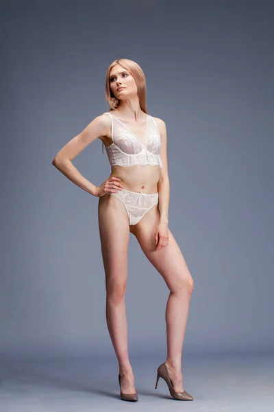 Modeshooting einer jungen sexy Frau in weißen Dessous — Stockfoto
