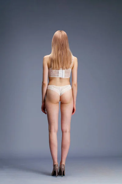 性感的 年轻 金发女郎 在 白色 内衣 摆姿势 — 图库照片