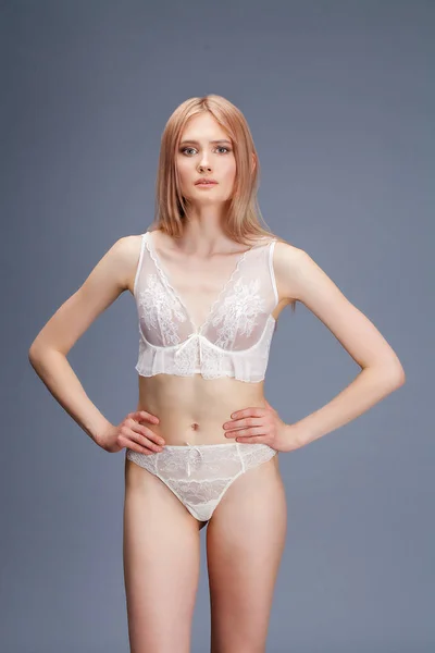 Sexy jeune femme blonde posant en sous-vêtements blancs — Photo