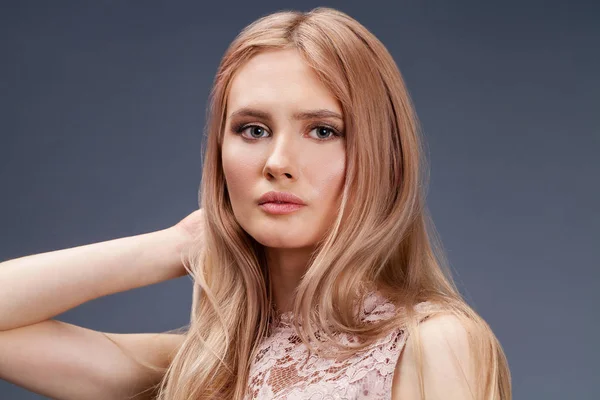 Ung blond dam i sexiga klänning — Stockfoto