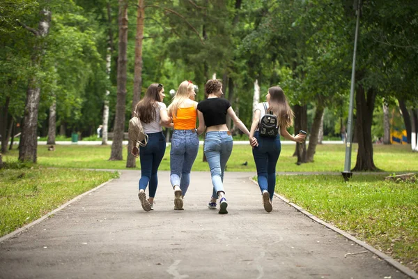 Mujeres felices en vaqueros azules caminando en el parque de verano —  Fotos de Stock