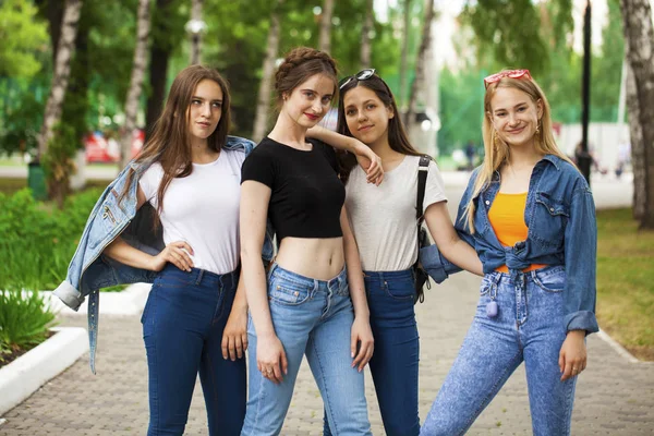 Четыре школьницы в летнем парке — стоковое фото