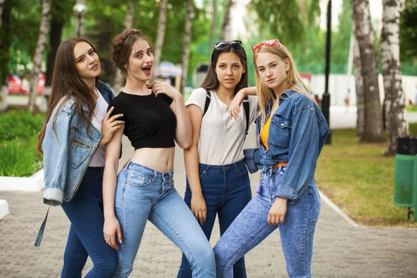 Yaz parkında dört kız öğrenci — Stok fotoğraf