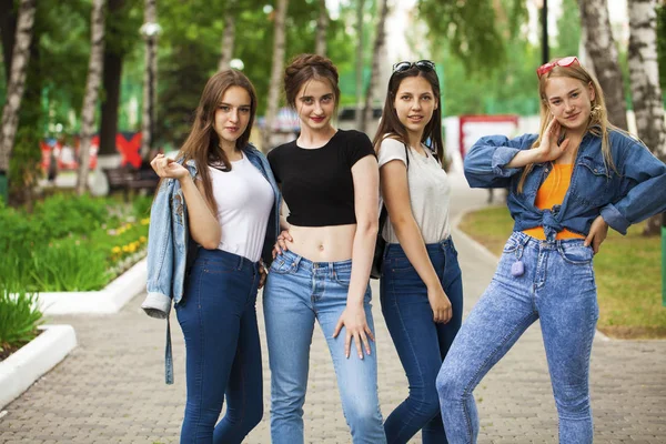 Четыре школьницы в летнем парке — стоковое фото