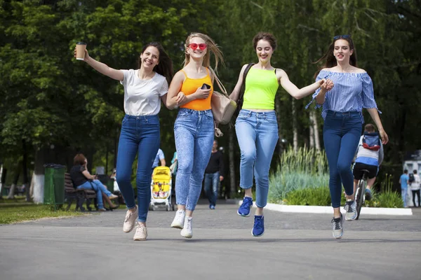 Mujeres felices en vaqueros azules caminando en el parque de verano —  Fotos de Stock