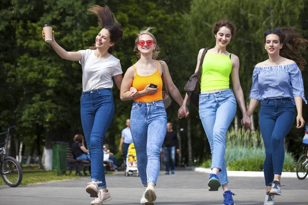 Mujeres felices en vaqueros azules caminando en el parque de verano —  Fotos de Stock