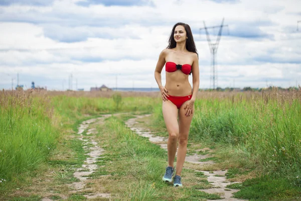 Jovem morena feliz em biquíni vermelho, verão ao ar livre — Fotografia de Stock