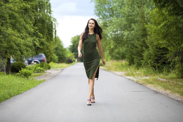 Porträt einer schönen jungen Frau — Stockfoto