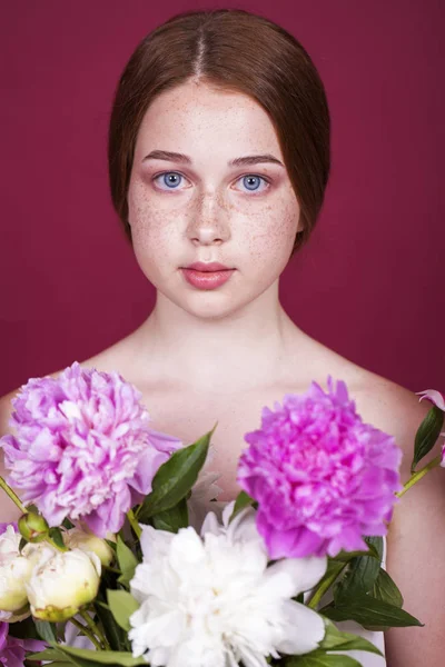 Retrato close-up de menina bonita jovem — Fotografia de Stock