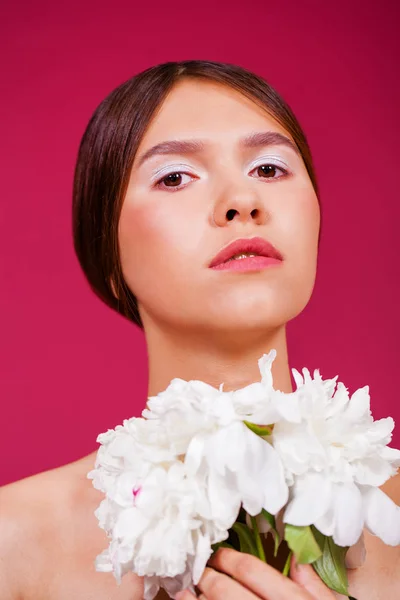 Make-up portret van een jonge mooie brunette vrouw — Stockfoto