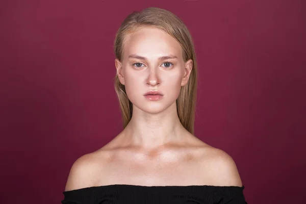 Retrato close-up de jovem modelo loira bonita — Fotografia de Stock